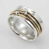 Anillo ancho con detalles dorados