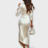 Rebecca - Elegante vestido midi de satén blanco con escote en V