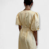 Josephine - Vestido largo de color amarillo mantequilla con un diseño vaporoso