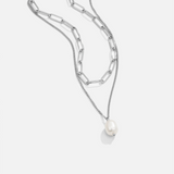 Elegante collar con perlas colgantes