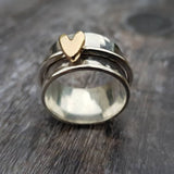 Anillo antiguo de plata con corazón de oro