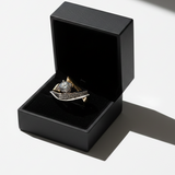 Anillo vintage de oro y plata con forma irregular y circonita