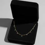 Marta - Collar dorado con colgante verde.