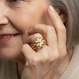 Daniela - Anillo de oro con un exótico motivo floral de circonitas