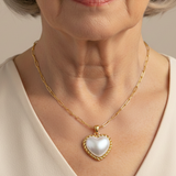 Victoria - Elegante colgante en collar de oro.
