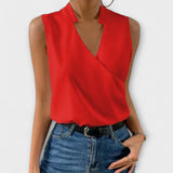 Top suave de verano con cuello de pico