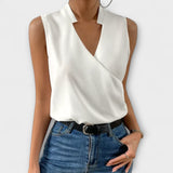 Top suave de verano con cuello de pico