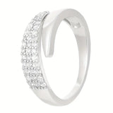 Elegante anillo de oro adornado con piedras brillantes