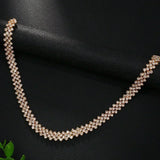 Elegante collar con pedrería