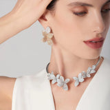 Elegante collar con flor de cristal
