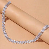 Elegante collar con pedrería