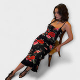 Vestido ajustado con estampado floral y tirantes
