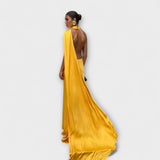 Maxivestido chic con hombros descubiertos y cuello halter