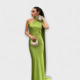 Maxivestido chic con hombros descubiertos y cuello halter