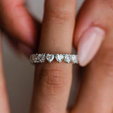 Fiona - Anillo de diamantes con un borde fino y brillante.
