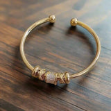 Pulsera universal con anillos dorados
