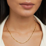 Magdalena – Fino collar dorado con eslabones delicados.