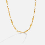 Magdalena – Fino collar dorado con eslabones delicados.