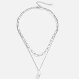 Elegante collar con perlas colgantes