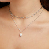 Elegante collar con perlas colgantes