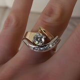 Anillo vintage de oro y plata con forma irregular y circonita