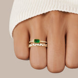 Sabina – Anillo bañado en oro con detalles de color verde esmeralda.