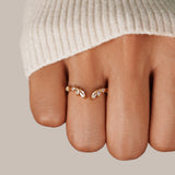 Johana – Anillo chapado en oro con forma abierta y curvada.