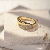 Elegante anillo de oro adornado con piedras brillantes