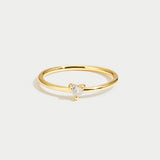 Leonie – Un sencillo anillo de oro con una superficie lisa.