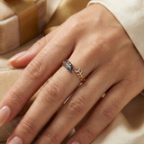Aurelie – Anillo de oro rojo con piedra azul.